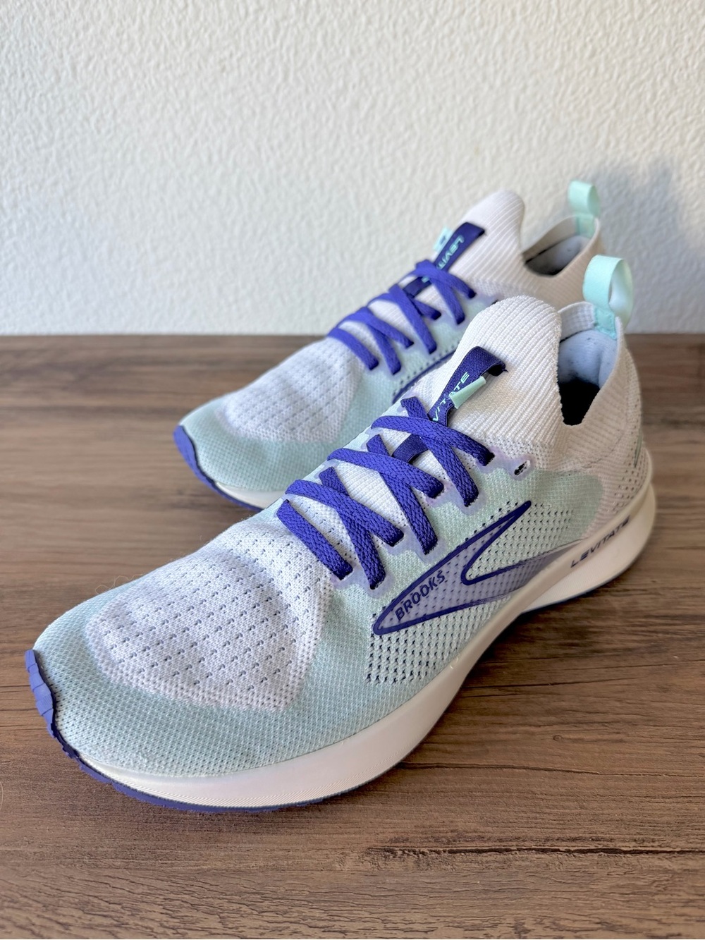 Brooks Women’s Levitate 5 in White/Yucca/Teal (Size: 8.5-B) Excellent/Like New - Picture 2 of 10